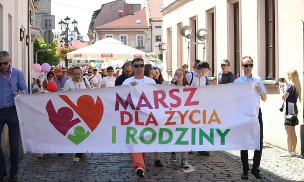 Marsz dla Życia i Rodziny wyruszył z żywieckiego Rynku...