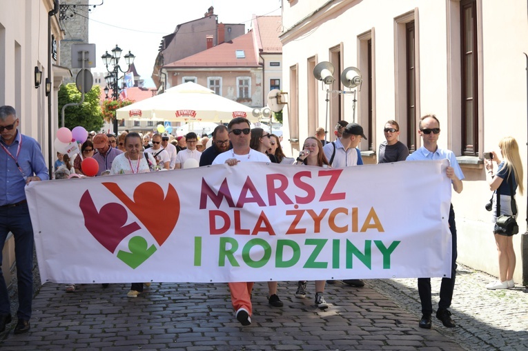 Marsz dla Życia i Rodziny wyruszył z żywieckiego Rynku...