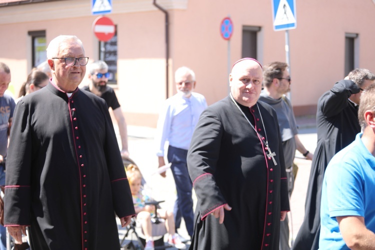 Wraz z rodzinami pomaszerowali też: bp Piotr Greger, dziekan ks. prał. Stanisław Kozieł, proboszcz ks. Grzegorz Gruszecki... 