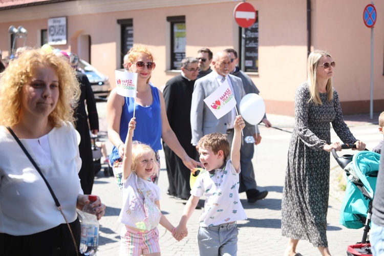 Zgodnie zapelem na czele marszu pojawiły się rodziny z małymi dziećmi...