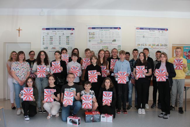 Finaliści konkursu wraz z jego organizatorami.