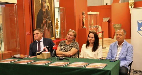 O albumie opowiadają (od) lewej: Leszek Ruszczyk, dyrektor muzeum, Małgorzata Cieślak-Kopyt, Monika Lipko i Witold Bujakowski.