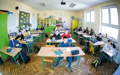 W wielu polskich szkołach dzieci ukraińskie uczą się w klasach mieszanych z polskimi dziećmi. Tak jest np. w Szkole Podstawowej nr 12 w Rzeszowie, do której przyjęto 50 uczniów z Ukrainy.