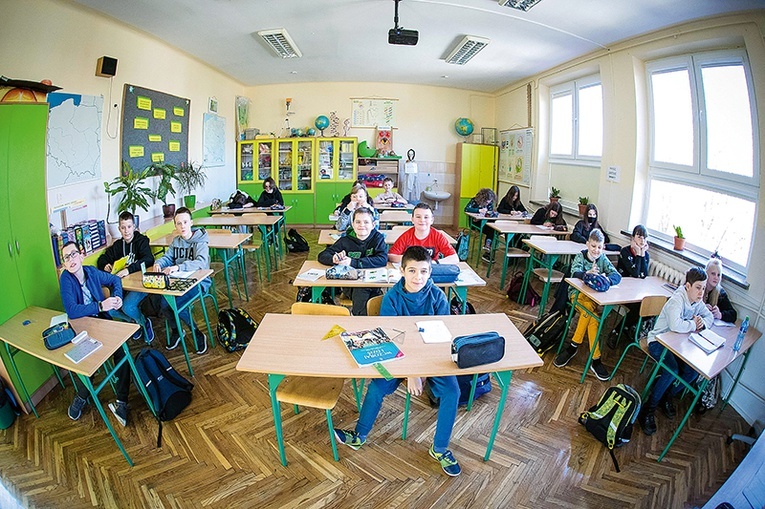 W wielu polskich szkołach dzieci ukraińskie uczą się w klasach mieszanych z polskimi dziećmi. Tak jest np. w Szkole Podstawowej nr 12 w Rzeszowie, do której przyjęto 50 uczniów z Ukrainy.