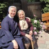 Siostra Adrianna z panią Stanisławą, 88-letnią podopieczną: – Nikomu z nas do głowy nie przyszło, by zostawić naszych pensjonariuszy... – mówi zakonnica.