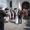 Przed kościół  wychodzi para  głównych bohaterów, czyli Dominika (Karolina Chapko) i Robert (Rafał Zawierucha). Goście weselni obsypują nowo poślubionych ryżem.