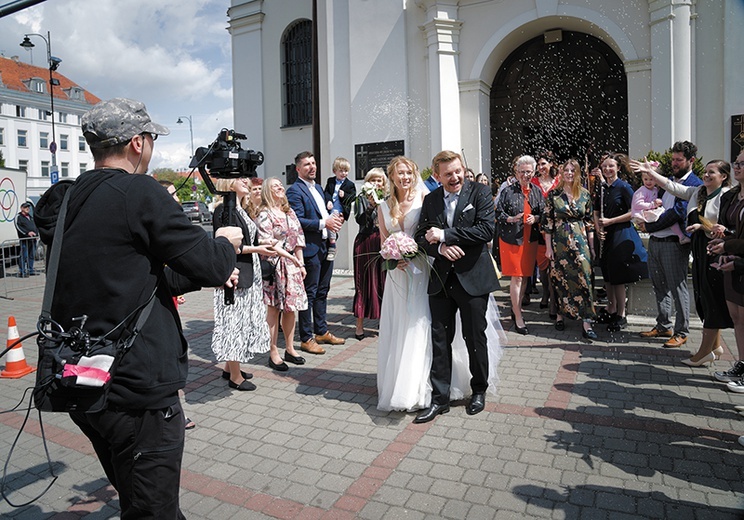 Przed kościół  wychodzi para  głównych bohaterów, czyli Dominika (Karolina Chapko) i Robert (Rafał Zawierucha). Goście weselni obsypują nowo poślubionych ryżem.