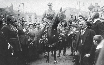 Generał Stanisław Szeptycki na rynku w Katowicach podczas uroczystości powitania Wojska Polskiego 20 czerwca 1922 r.