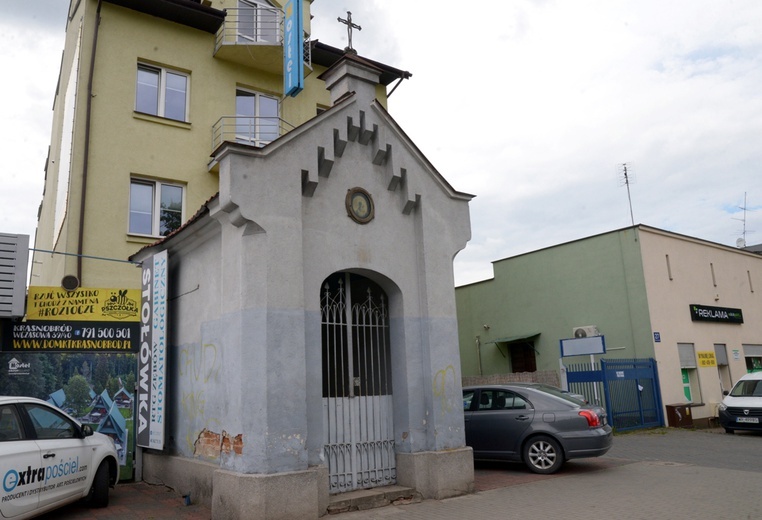 Kapliczka znajduje się przy ul. Malczewskiego, obok rektoratu Uniwersytetu Technologiczno-Humanistycznego w Radomiu.