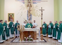 Wykładowcy wraz z biskupami w seminaryjnej kaplicy.