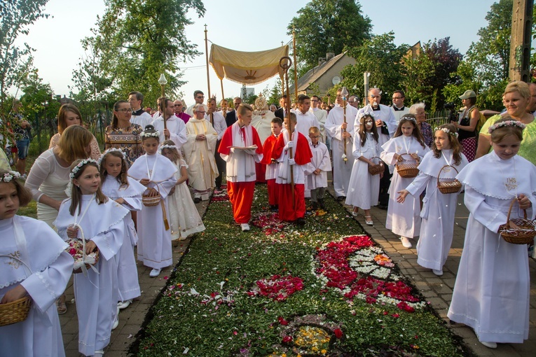 Tradycje kwietnych dywanów na procesję Bożego Ciała przekazywane są z pokolenia na pokolenie