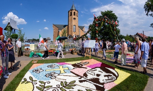 Tradycje kwietnych dywanów na procesję Bożego Ciała przekazywane są z pokolenia na pokolenie