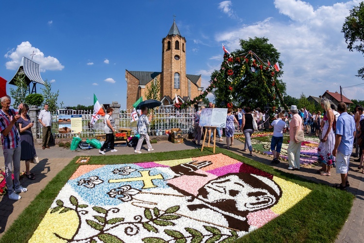 Tradycje kwietnych dywanów na procesję Bożego Ciała przekazywane są z pokolenia na pokolenie