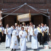 Procesja wychodzi z parafii Trójcy Przenajświętszej w Stalowej Woli.