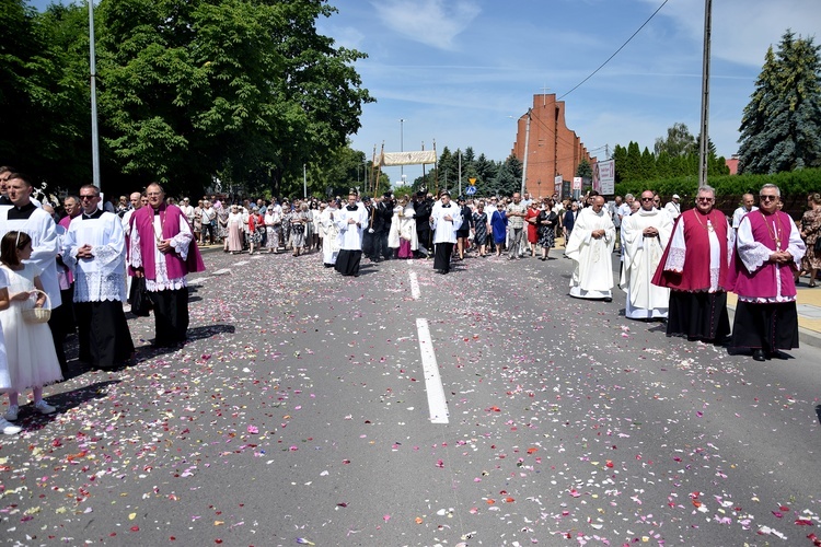 Orszak procesyjny przeszdł główną ulicą miasta.