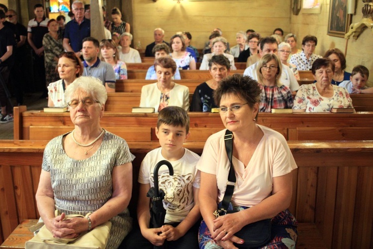 Procesja Bożego Ciała po kwietnych dywanach w Kluczu