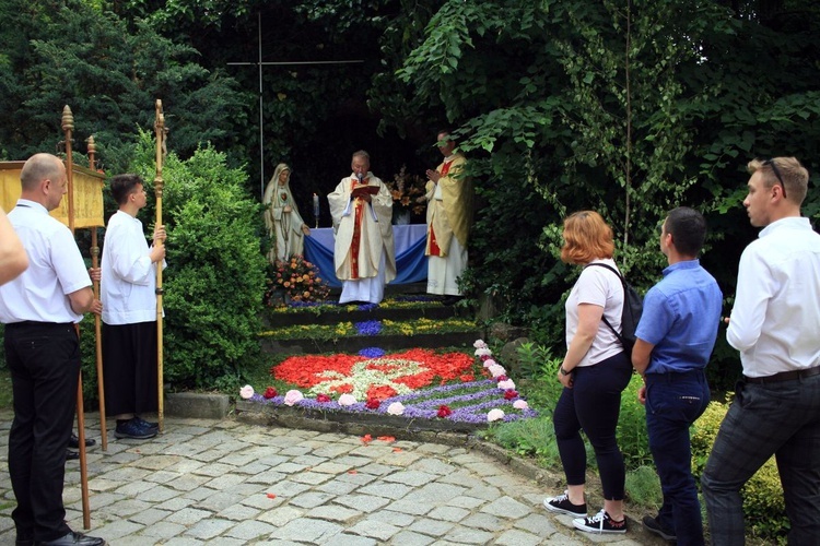 Procesja Bożego Ciała po kwietnych dywanach w Kluczu