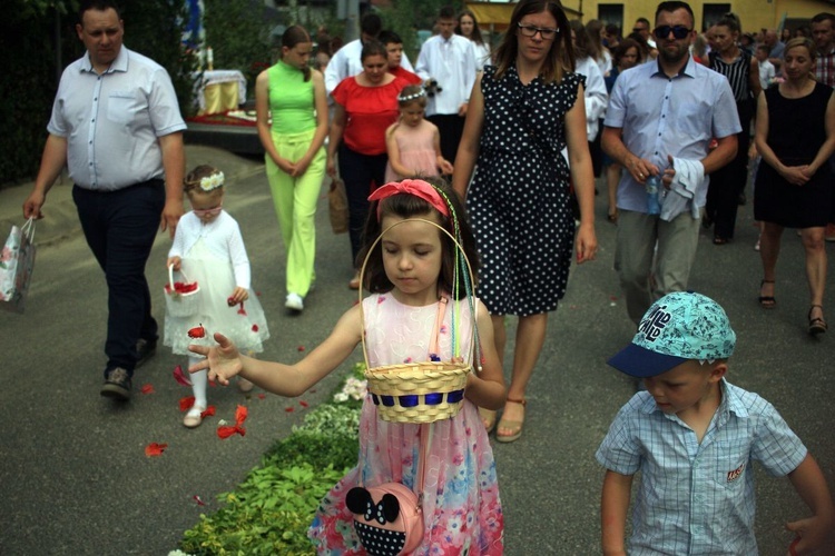 Procesja Bożego Ciała po kwietnych dywanach w Kluczu