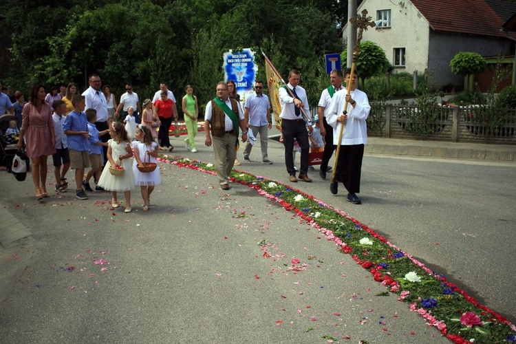 Procesja Bożego Ciała po kwietnych dywanach w Kluczu