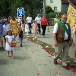 Procesja Bożego Ciała po kwietnych dywanach w Kluczu