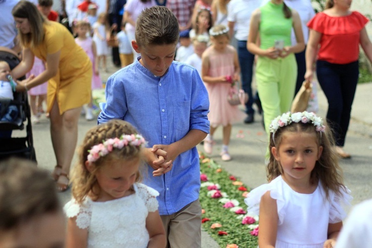 Procesja Bożego Ciała po kwietnych dywanach w Kluczu