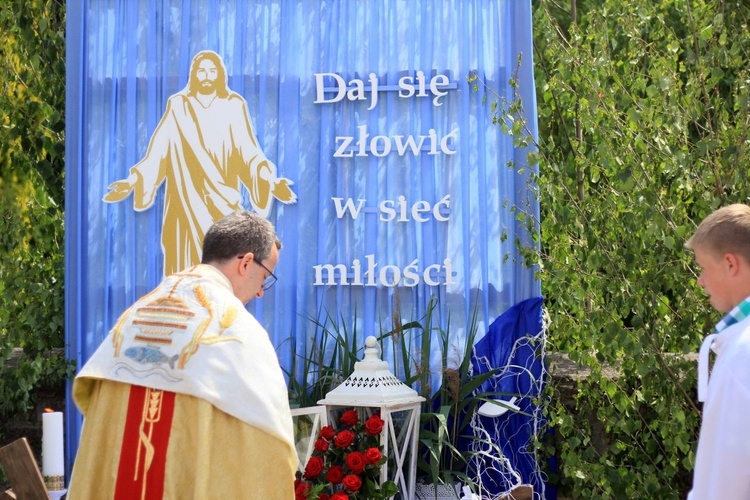 Procesja Bożego Ciała po kwietnych dywanach w Kluczu