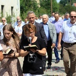 Procesja Bożego Ciała po kwietnych dywanach w Kluczu