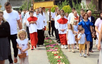 Procesja Bożego Ciała po kwietnych dywanach w Kluczu