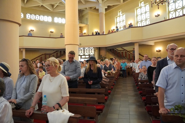 Procesja eucharystyczna z wrocławskiego Kozanowa na Pilczyce z kwietnymi dywanami