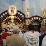 Procesja eucharystyczna z wrocławskiego Kozanowa na Pilczyce z kwietnymi dywanami