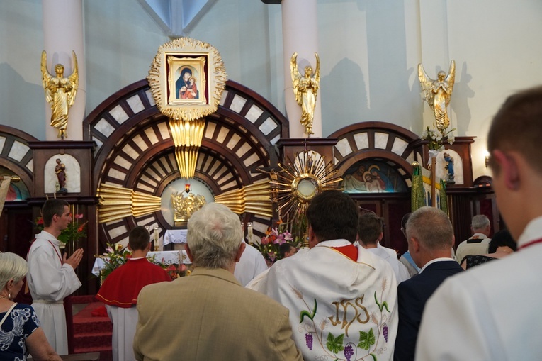 Procesja eucharystyczna z wrocławskiego Kozanowa na Pilczyce z kwietnymi dywanami