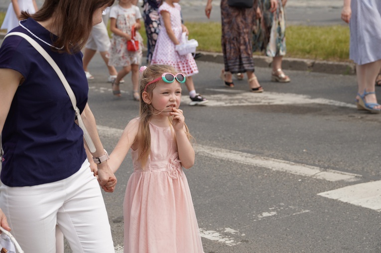 Procesja eucharystyczna z wrocławskiego Kozanowa na Pilczyce z kwietnymi dywanami