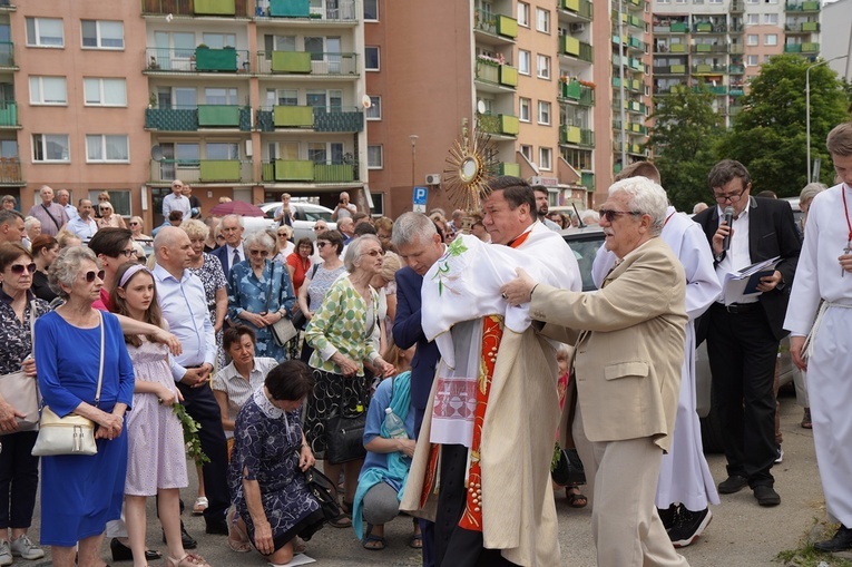 Procesja eucharystyczna z wrocławskiego Kozanowa na Pilczyce z kwietnymi dywanami