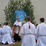 Procesja eucharystyczna z wrocławskiego Kozanowa na Pilczyce z kwietnymi dywanami