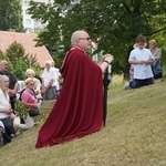 Procesja eucharystyczna z wrocławskiego Kozanowa na Pilczyce z kwietnymi dywanami