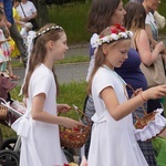 Procesja eucharystyczna z wrocławskiego Kozanowa na Pilczyce z kwietnymi dywanami