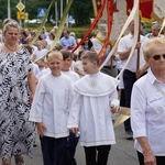 Procesja eucharystyczna z wrocławskiego Kozanowa na Pilczyce z kwietnymi dywanami