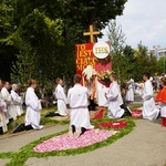 Procesja eucharystyczna z wrocławskiego Kozanowa na Pilczyce z kwietnymi dywanami