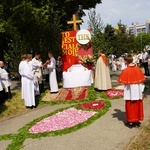 Procesja eucharystyczna z wrocławskiego Kozanowa na Pilczyce z kwietnymi dywanami