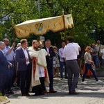 Procesja eucharystyczna z wrocławskiego Kozanowa na Pilczyce z kwietnymi dywanami