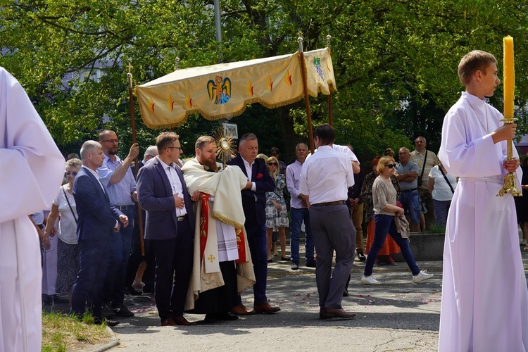 Procesja eucharystyczna z wrocławskiego Kozanowa na Pilczyce z kwietnymi dywanami