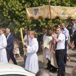 Procesja eucharystyczna z wrocławskiego Kozanowa na Pilczyce z kwietnymi dywanami