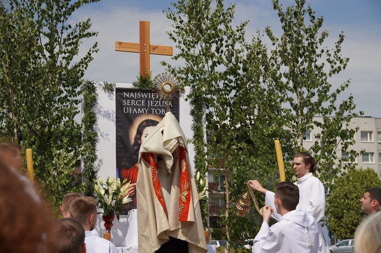 Procesja eucharystyczna z wrocławskiego Kozanowa na Pilczyce z kwietnymi dywanami