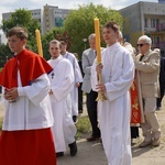 Procesja eucharystyczna z wrocławskiego Kozanowa na Pilczyce z kwietnymi dywanami