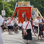 Procesja eucharystyczna z wrocławskiego Kozanowa na Pilczyce z kwietnymi dywanami