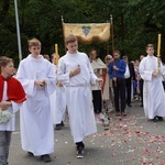 Procesja eucharystyczna z wrocławskiego Kozanowa na Pilczyce z kwietnymi dywanami