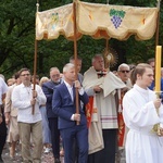 Procesja eucharystyczna z wrocławskiego Kozanowa na Pilczyce z kwietnymi dywanami