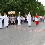 Procesja eucharystyczna z wrocławskiego Kozanowa na Pilczyce z kwietnymi dywanami