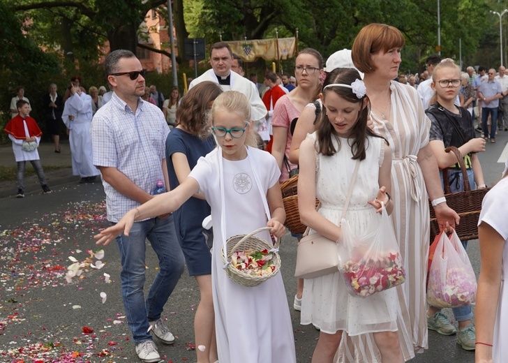 Procesja eucharystyczna z wrocławskiego Kozanowa na Pilczyce z kwietnymi dywanami