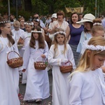 Procesja eucharystyczna z wrocławskiego Kozanowa na Pilczyce z kwietnymi dywanami